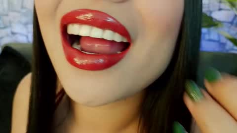 Mia online show from December 2025 07:43:02 PM