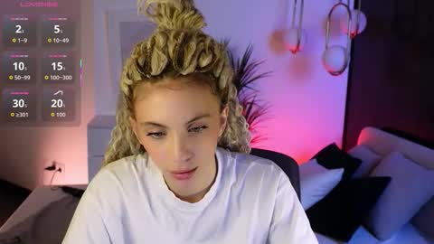 Mia online show from November 2025 06:24:02 AM