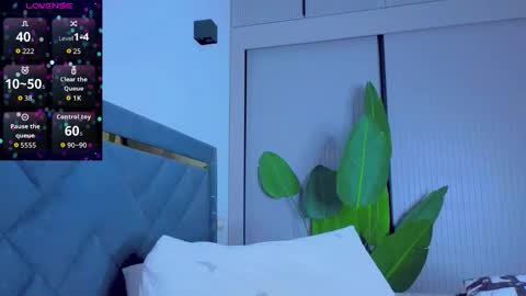 Mia online show from September 2025 04:07:02 PM