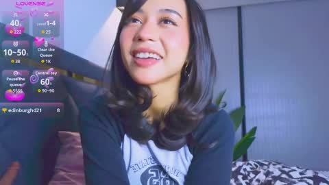 Mia online show from October 2025 04:17:02 PM