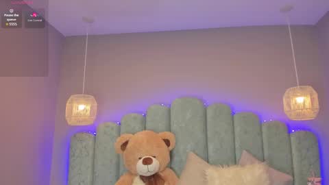 Mia online show from November 2025 01:58:02 PM