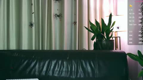 Mia online show from October 2025 01:40:02 PM