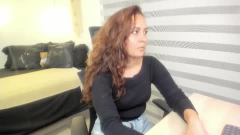 Mia   online show from October 2025 11:05:01 PM