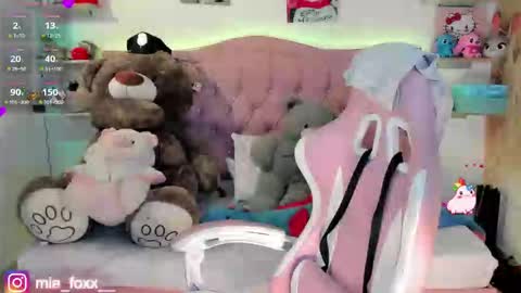 Mia online show from February 2026 11:28:02 PM