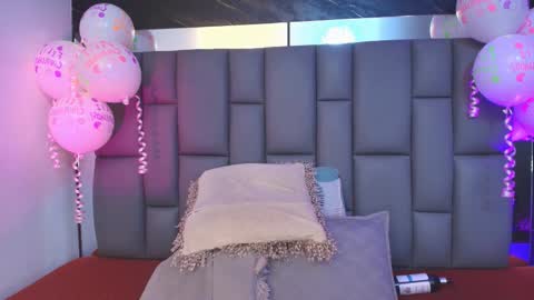 Mia online show from October 2025 12:04:02 PM