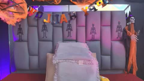 Mia online show from October 2025 12:28:01 PM