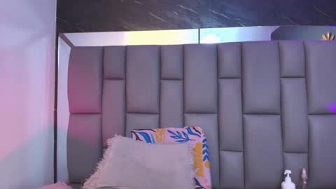 Mia online show from November 2025 12:05:02 PM