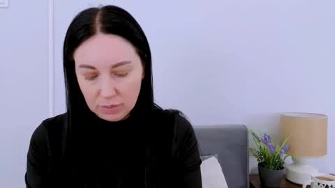 Mia online show from April 2026 03:35:01 PM