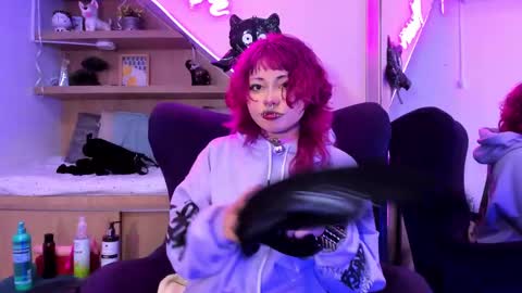 Mia online show from February 2025 12:55:02 PM