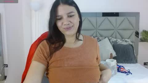 Snapshot of miaarodriguez1_ chatting on November 2025 08:32:01 PM Mia Rodriguez online show from November 2025 08:32:01 PM