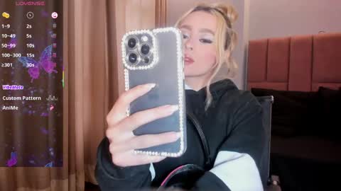 MiaCarper online show from April 2026 09:19:01 PM