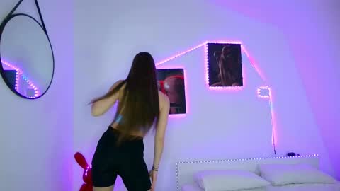 Mia online show from April 2026 01:08:01 AM