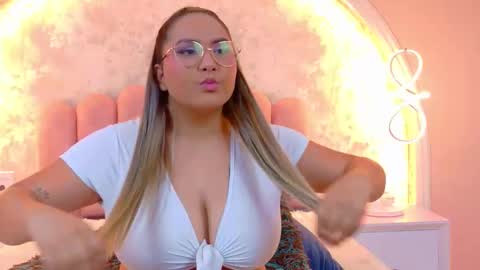 Mia online show from February 2026 12:37:01 AM