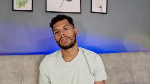 Mia online show from November 2025 07:39:02 PM