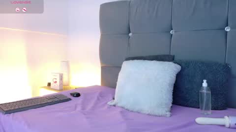 Snapshot of miamackleyn_ chatting on April 2026 03:40:02 PM MIA online show from April 2026 03:40:02 PM