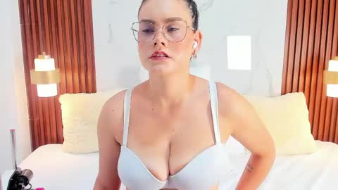 Snapshot of miamiller69 chatting on May 2026 04:32:02 AM Mia online show from May 2026 04:32:02 AM
