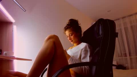 Mia online show from March 2026 07:08:01 PM