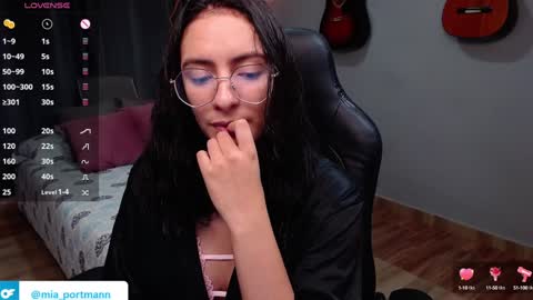 Snapshot of miaportman chatting on December 2024 09:37:01 PM MIAPORTMANN online show from December 2024 09:37:01 PM