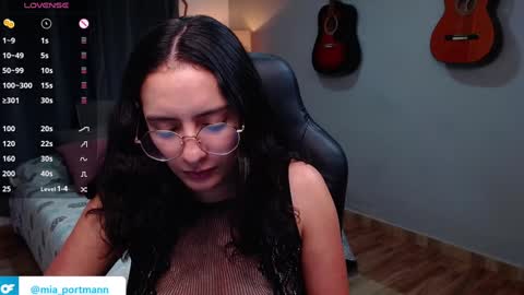 Snapshot of miaportman chatting on December 2024 11:46:01 PM MIAPORTMANN online show from December 2024 11:46:01 PM