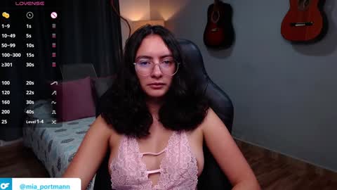 Snapshot of miaportman chatting on December 2024 09:14:02 AM MIAPORTMANN online show from December 2024 09:14:02 AM