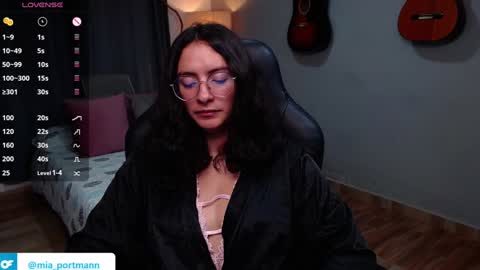 Snapshot of miaportman chatting on December 2024 12:18:02 PM MIAPORTMANN online show from December 2024 12:18:02 PM