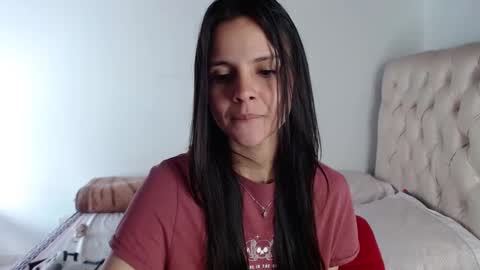 miarobinn_ online show from December 2024 02:27:01 PM