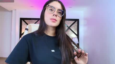 Mia online show from September 2025 08:31:01 PM