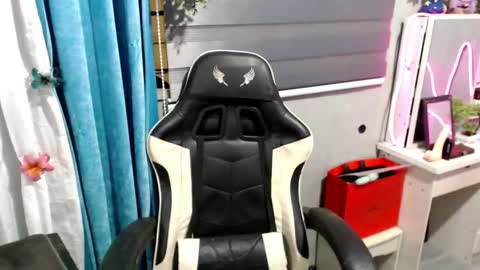 Mia online show from December 2025 11:39:02 AM