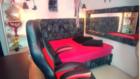 mia online show from October 2025 12:02:02 PM