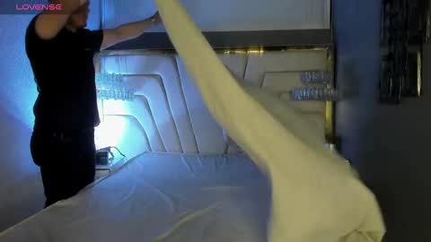 MichaelConnor  online show from February 2025 12:29:02 PM