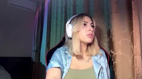 Snapshot of michellcrumpacker chatting on November 2025 06:53:02 PM michellcrumpacker online show from November 2025 06:53:02 PM