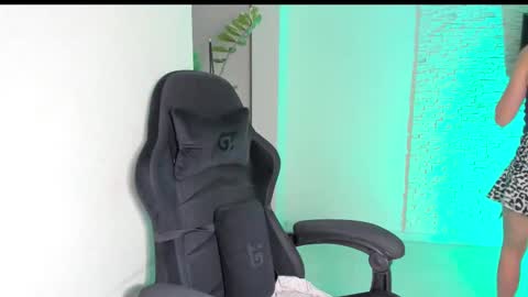 Michellee online show from September 2025 03:57:01 PM