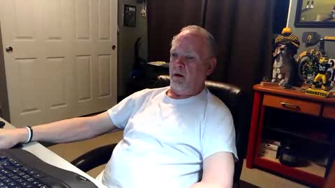 Snapshot of midwestdad09 chatting on April 2026 10:07:01 AM midwestdad09 online show from April 2026 10:07:01 AM