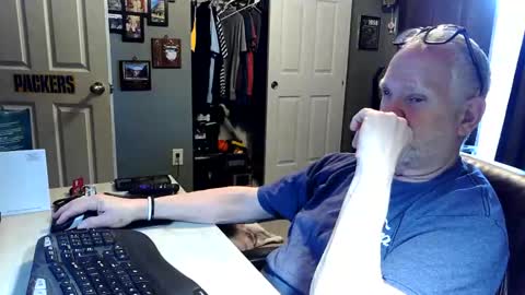 Snapshot of midwestdad09 chatting on April 2026 02:43:02 PM midwestdad09 online show from April 2026 02:43:02 PM