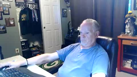 Snapshot of midwestdad09 chatting on May 2026 10:54:01 AM midwestdad09 online show from May 2026 10:54:01 AM