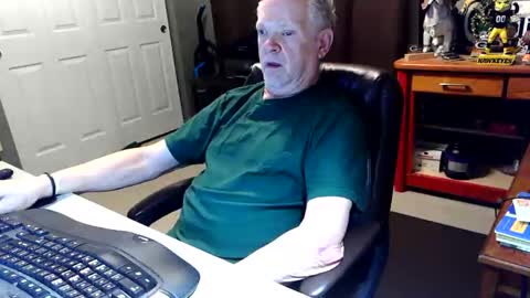 Snapshot of midwestdad09 chatting on May 2026 08:41:01 AM midwestdad09 online show from May 2026 08:41:01 AM