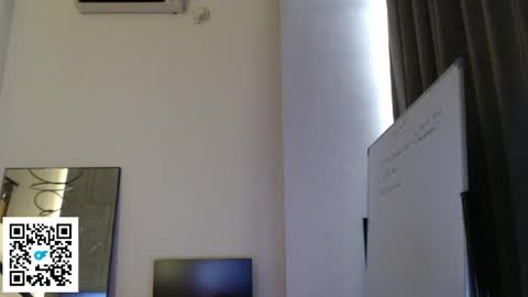 Snapshot of mikamilkies chatting on May 2026 10:33:01 AM Mikamilkies online show from May 2026 10:33:01 AM