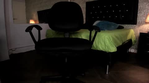 Snapshot of mike2_wills chatting on December 2024 06:43:01 AM Mike2 wills online show from December 2024 06:43:01 AM