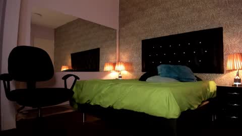 Snapshot of mike2_wills chatting on December 2024 07:07:02 AM Mike2 wills online show from December 2024 07:07:02 AM