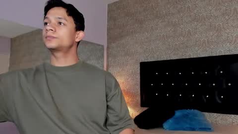 Snapshot of mike2_wills chatting on January 2025 03:44:02 AM Mike2 wills online show from January 2025 03:44:02 AM