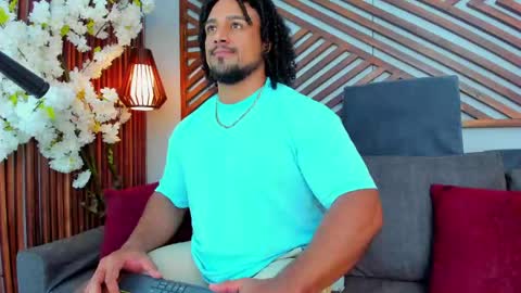Snapshot of mike_estevess chatting on May 2026 07:25:01 AM online show from May 2026 07:25:01 AM