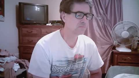 Snapshot of mikewulds chatting on May 2026 02:07:02 AM Mike online show from May 2026 02:07:02 AM