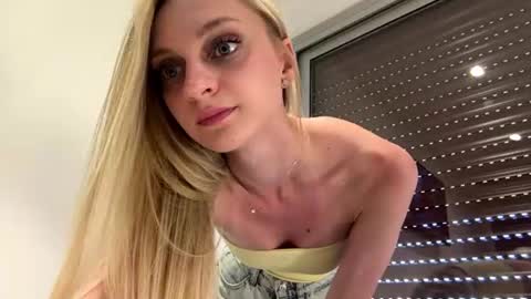 Snapshot of mikkiskees chatting on July 2026 04:44:01 PM mikkiskees online show from July 2026 04:44:01 PM