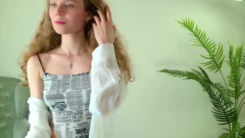 Snapshot of mila_stain chatting on May 2026 05:47:02 AM Mila online show from May 2026 05:47:02 AM