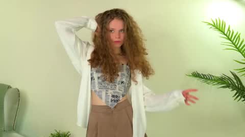 Snapshot of mila_stain chatting on May 2026 05:37:01 AM Mila online show from May 2026 05:37:01 AM