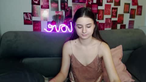 milanaroz online show from November 2025 06:01:01 AM