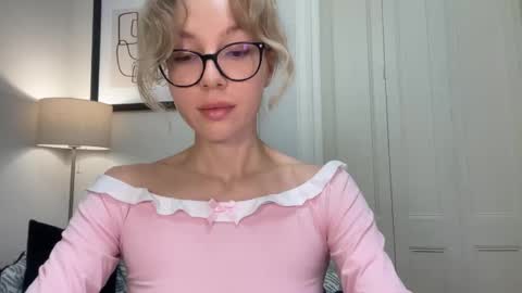 Mila online show from November 2025 03:34:02 PM