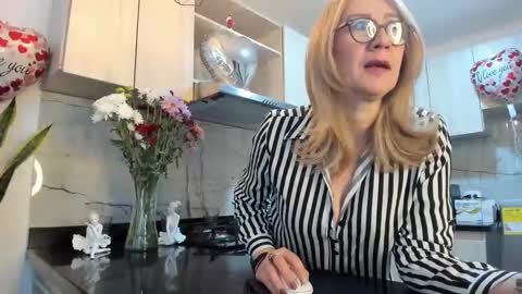 Snapshot of milfashley chatting on February 2025 06:35:02 PM ASHLEY online show from February 2025 06:35:02 PM