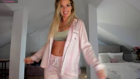 Ingrid online show from November 2025 11:04:02 PM