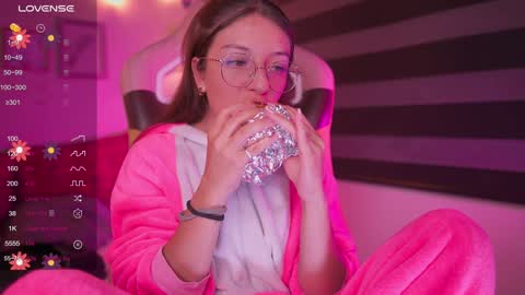 Snapshot of milly_kenner chatting on December 2024 11:40:01 PM MILLY online show from December 2024 11:40:01 PM